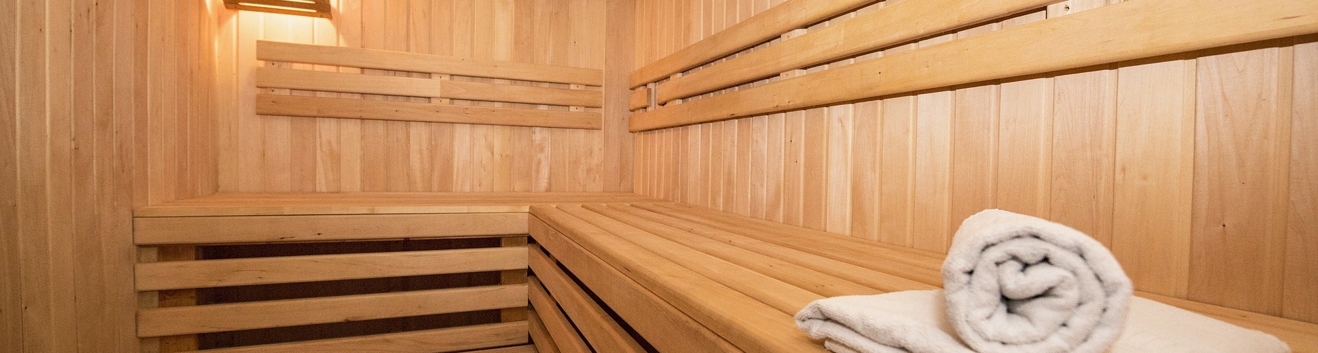 Moderne Sauna aus hellem Holz im Sporthotel in der Schweiz 