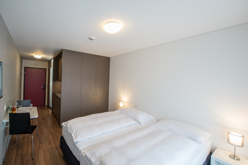 Zimmer mit Balkon und Küche im Business Apartment nähe Zürich 