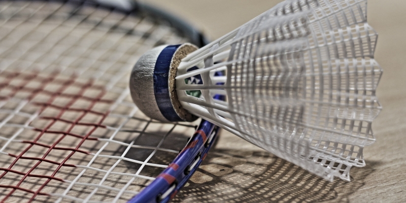 Weißer Badminton Shuttle auf einem Badmintonschläger 