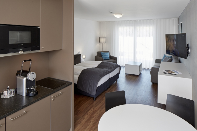 Möbilierte Wohnung bei Zürich mit Boxspringbett und moderner Küchenzeile 