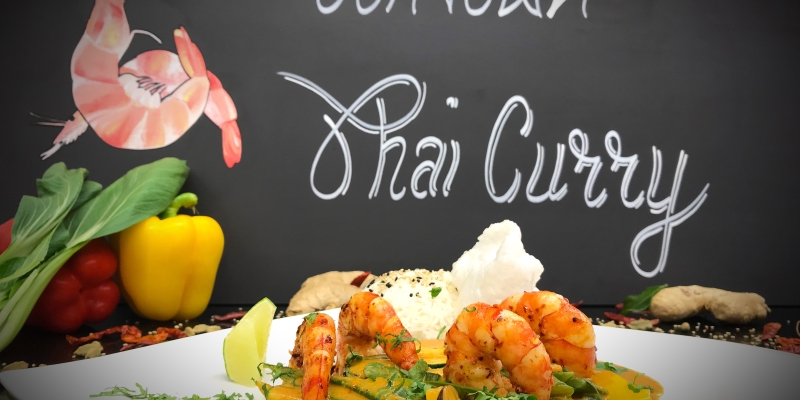 Liebevoll angerichtetes Thai Curry mit Krevetten